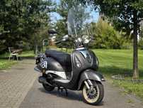 Klasyczny skuter z szerokim kierownikiem oraz szybą AGM RETRO 50 4T
