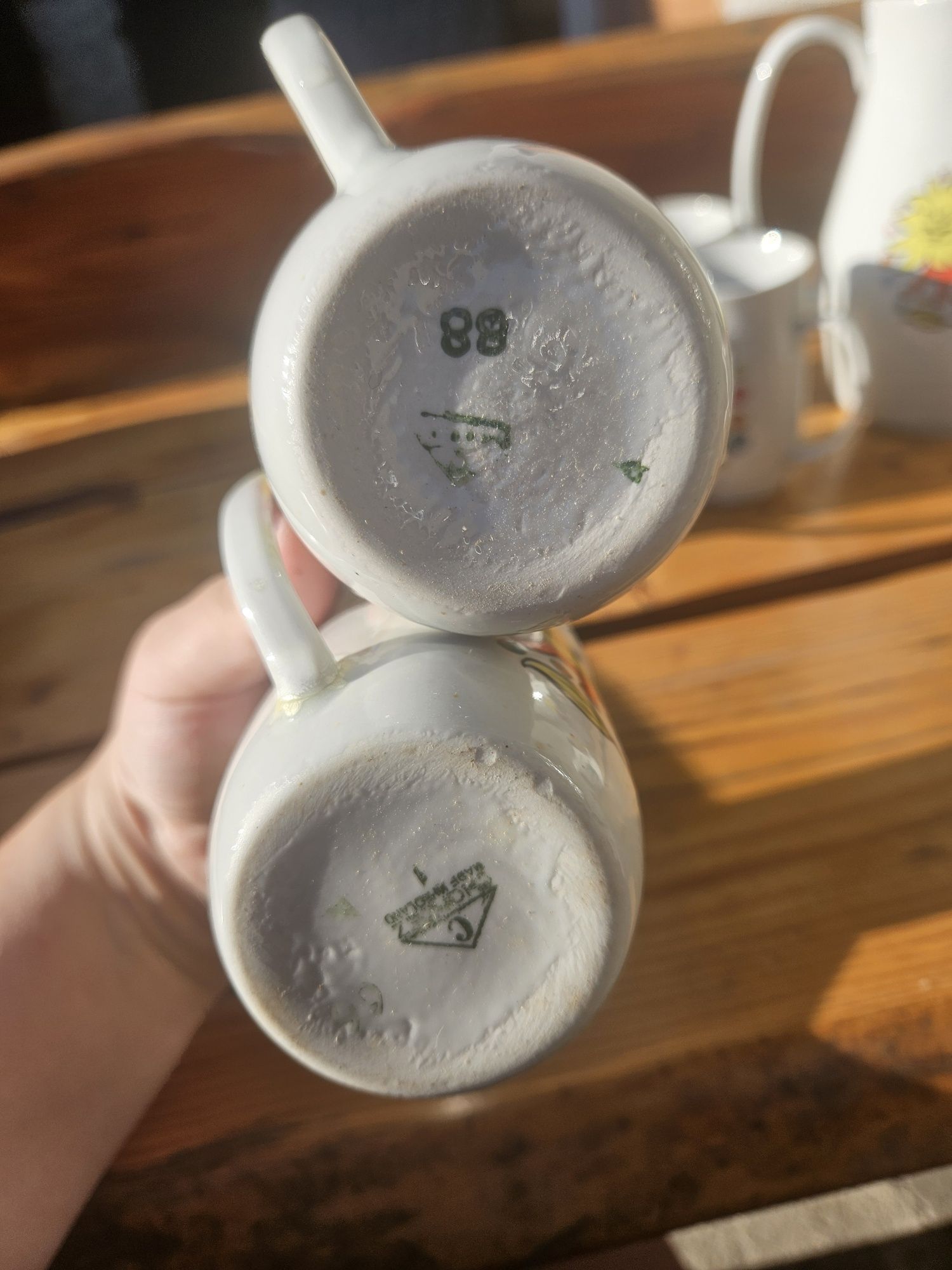 Porcelana Chodzież motyw cyrkowy dzbanek na mleko plus kubki PRL i