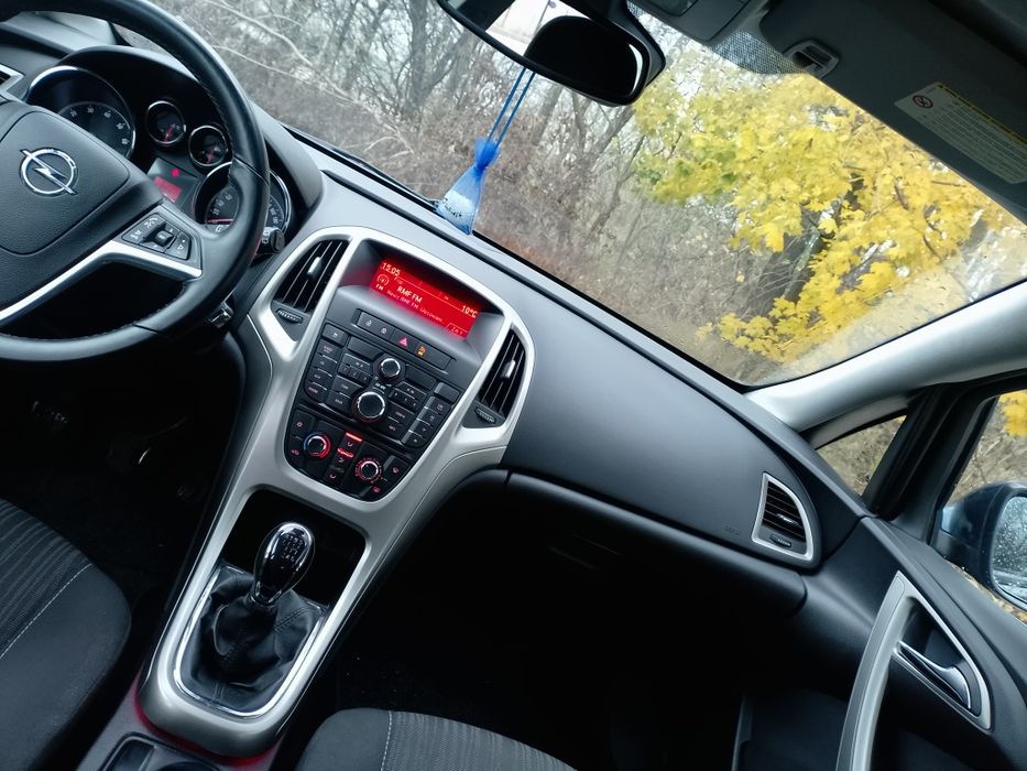 Samochód opel astra j