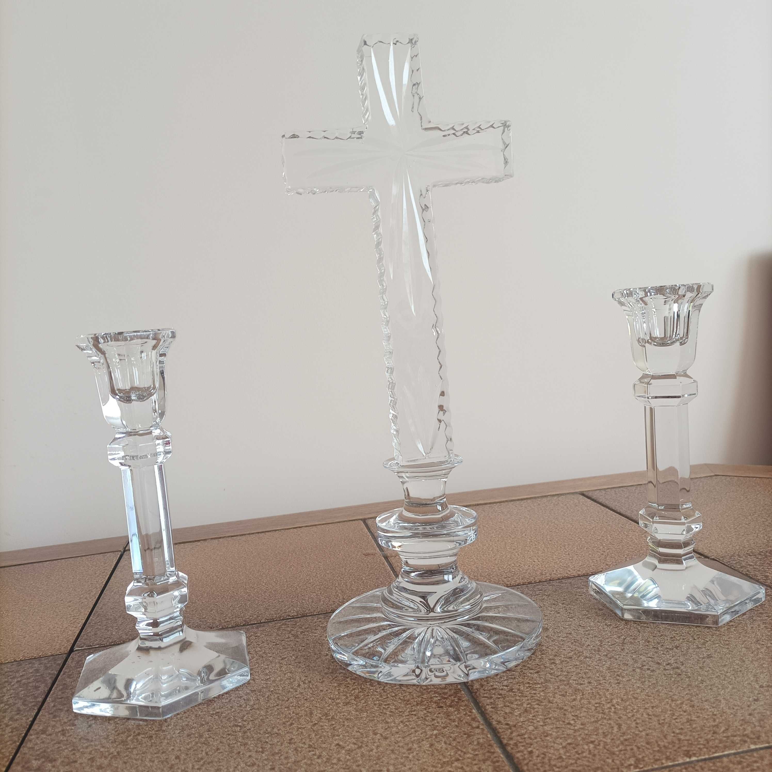 Krzyż kryształowy z podstawą i dwoma świecznikami HSK Violetta