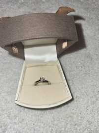pierścionek zaręczynowy z białego złota z brylantem