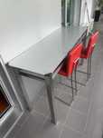 Mesa alta em aço inox e vidro + 2 cadeiras