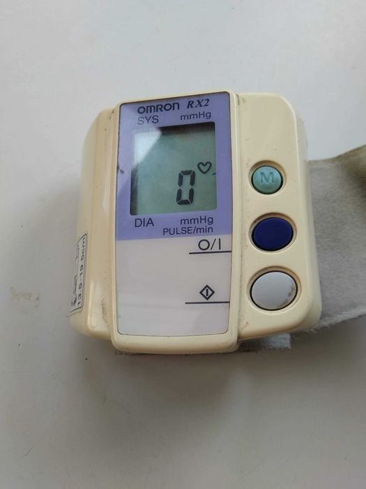 Автоматический тонометр OMRON R X2 измеряет давление требует ремонта
