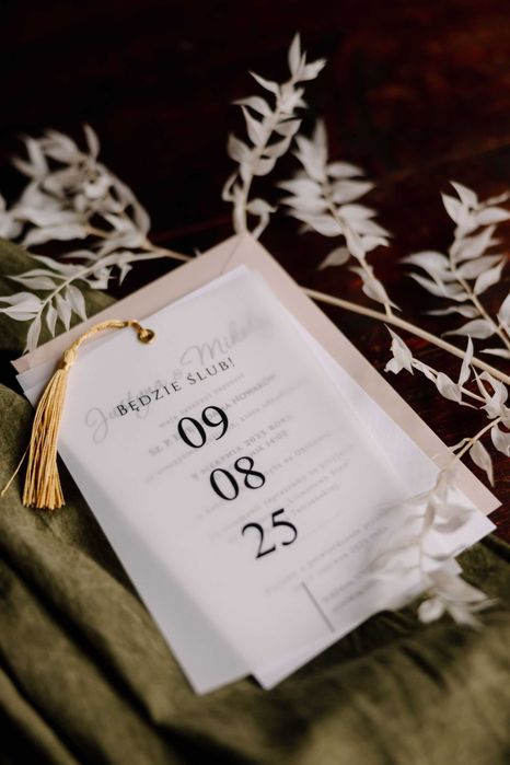 zaproszenia ślubne ze złotym chwostem i kalką