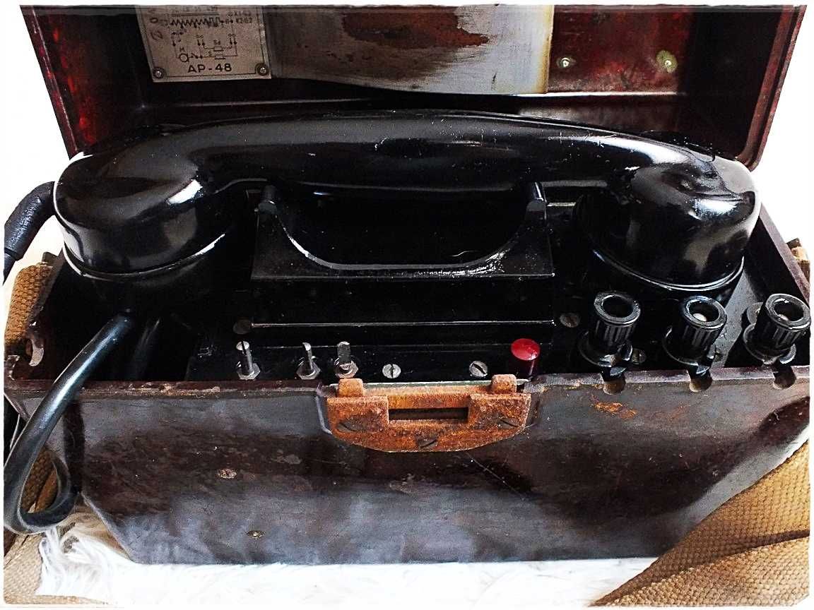 Stary telefon polowy AP-48, aparat wojskowy 1950r. na korbkę