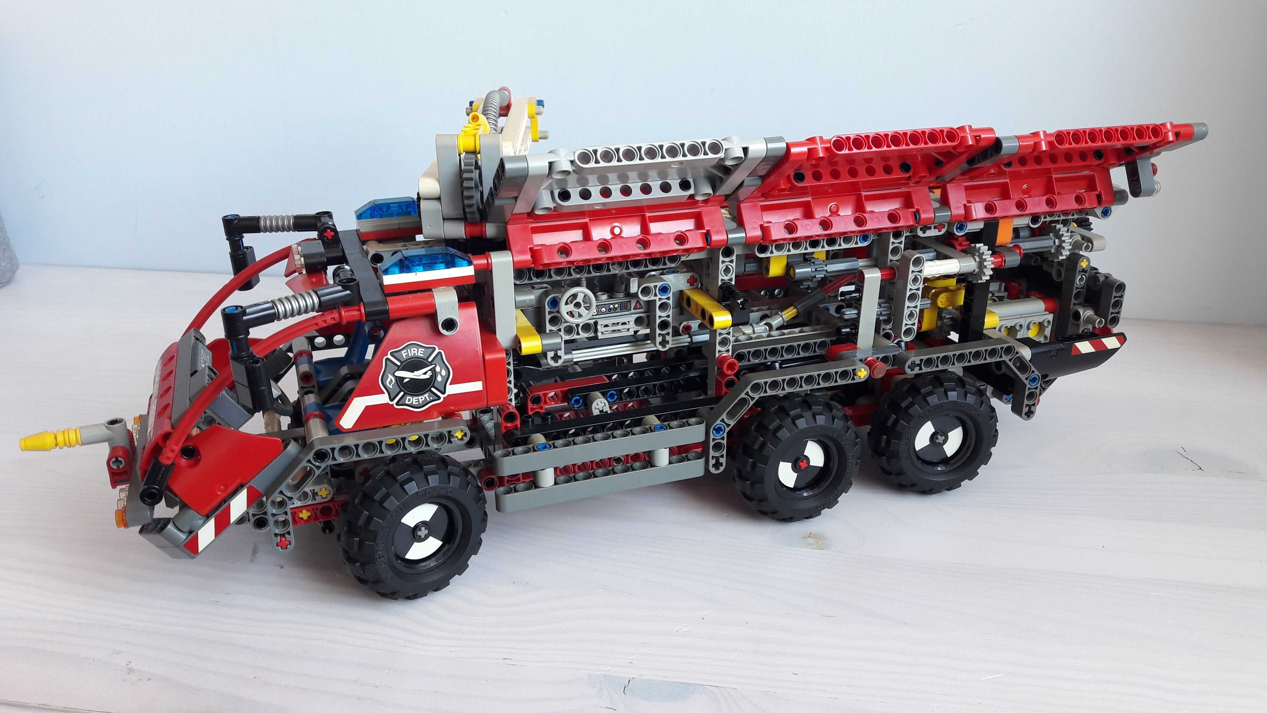 Lego Technic 42068 (10-16) Airport Rescue Vehicle
