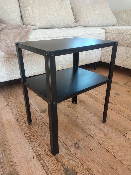 Czarny nocny stolik metalowy KNARREVIK