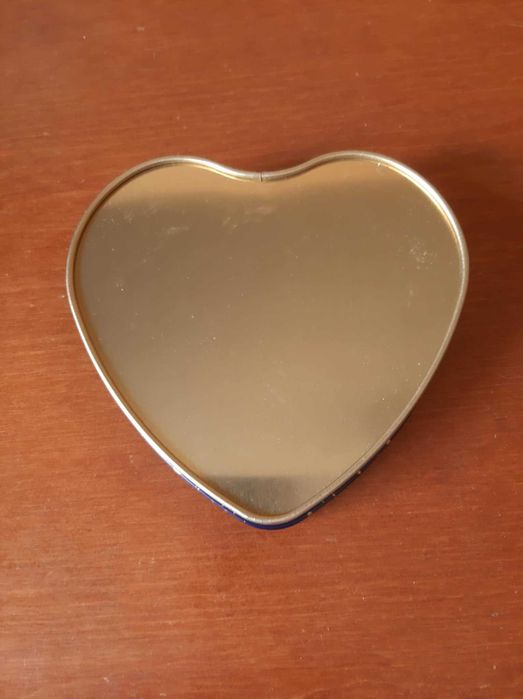 Metalowe pudełko granatowo-złote w kształcie serca | wzór konstelacje