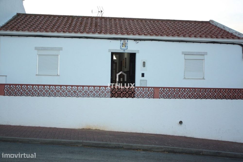 Moradia térrea geminada com quintal