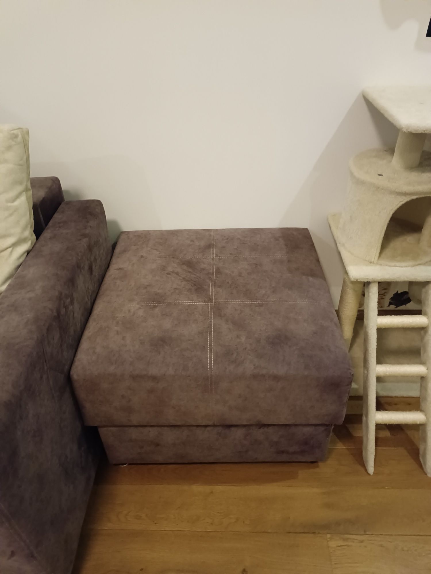 Jasno fioletowa sofa