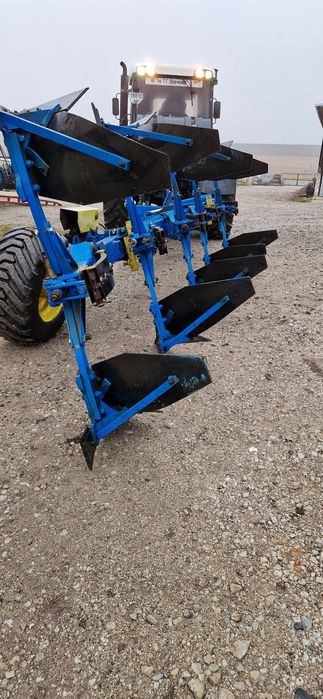 Плуг  оборотний 6 корпусний.