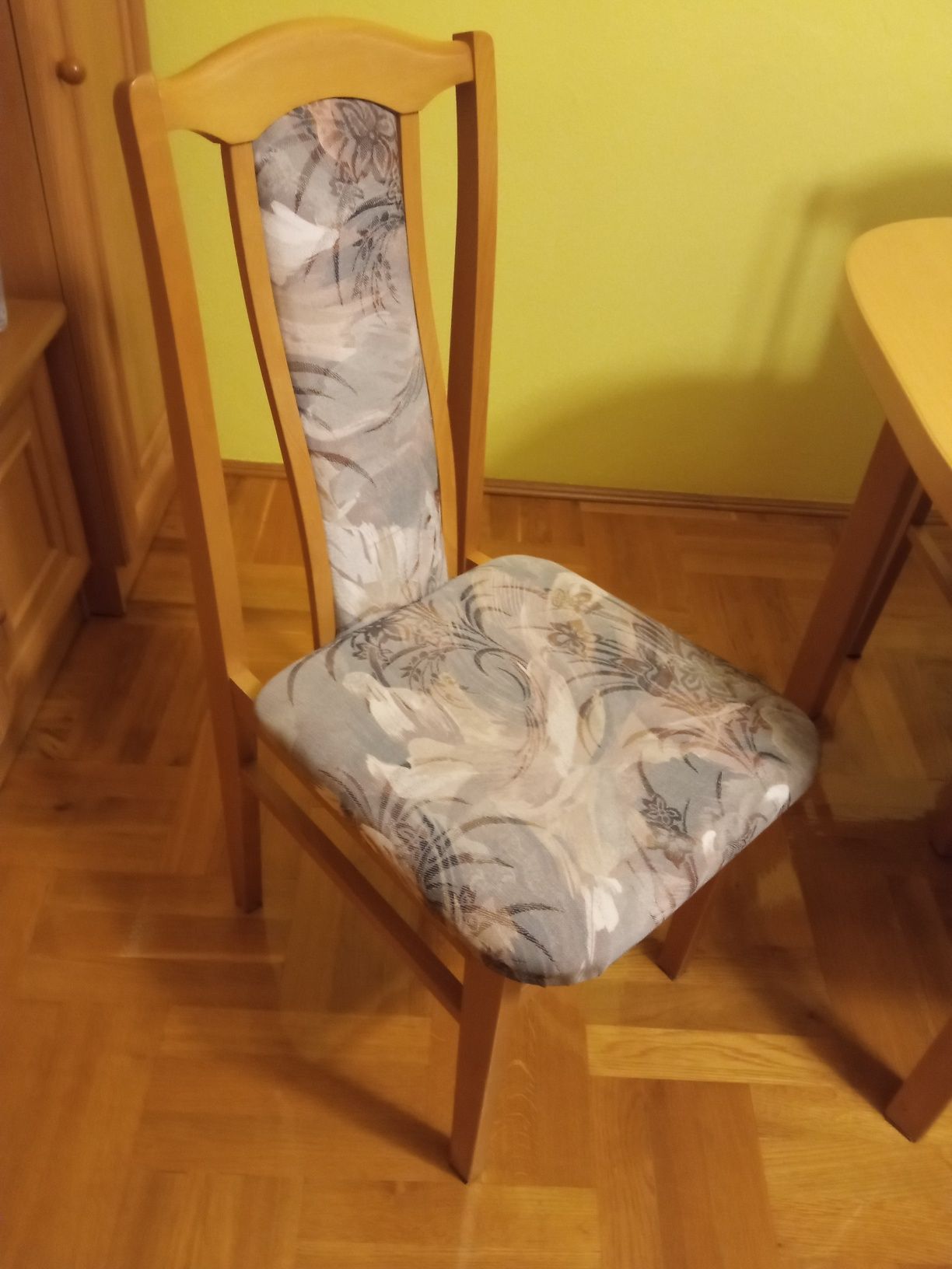 Stół i krzesła tapicerowane