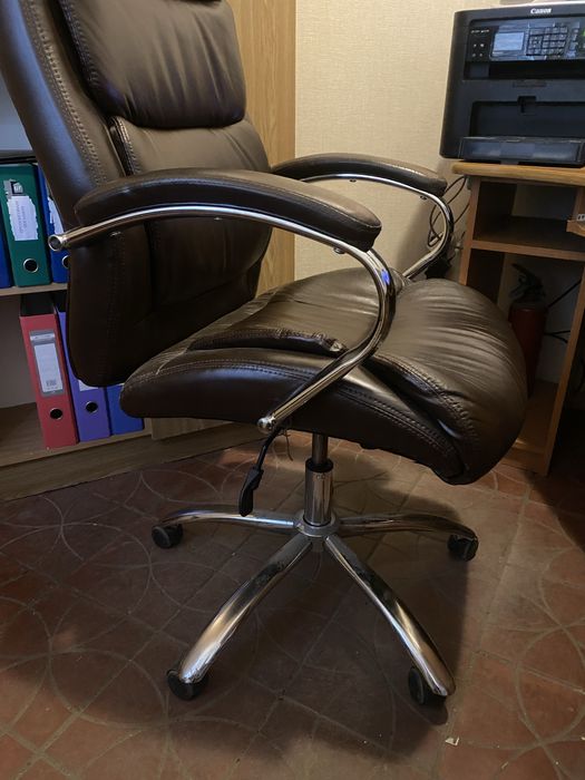 Продам офісне крісло шкіряне