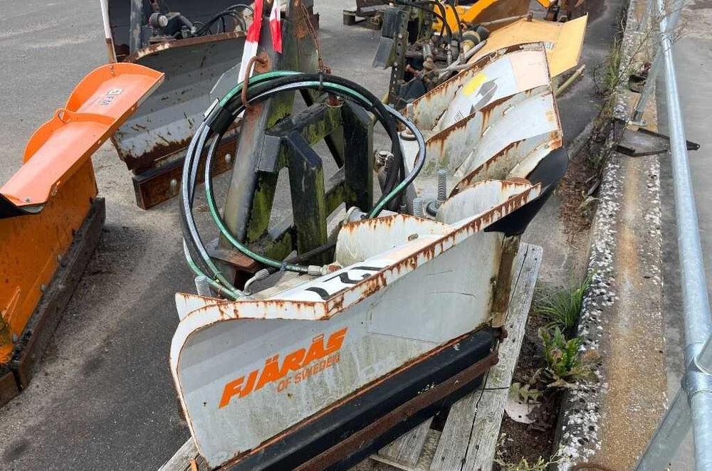 Pług do śniegu Fjaras Schmidt regulowany odśnieżny V hydrauliczny