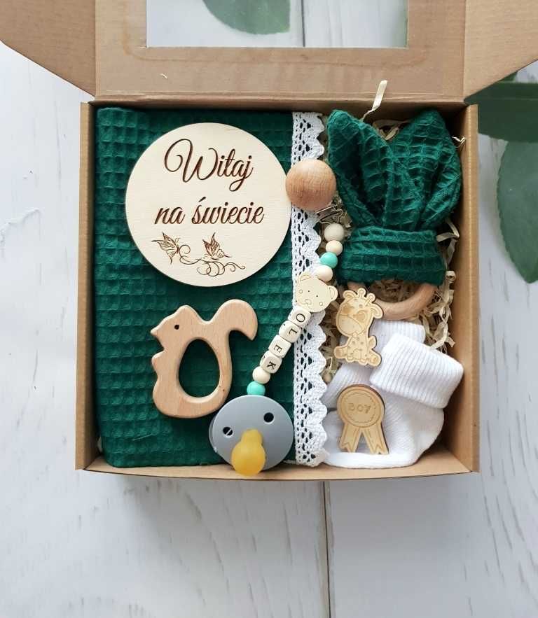 Prezent dla niemowlaka Gift Box Baby wafel zawieszka imienna