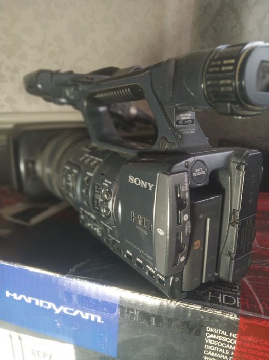 Відеокамера Sony HDR-AX2000E