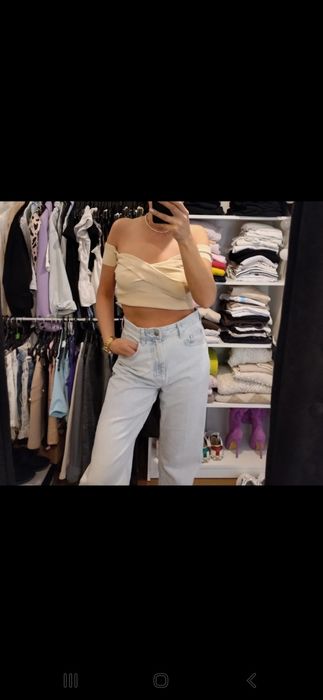 Beżowy crop top dzianiniowy