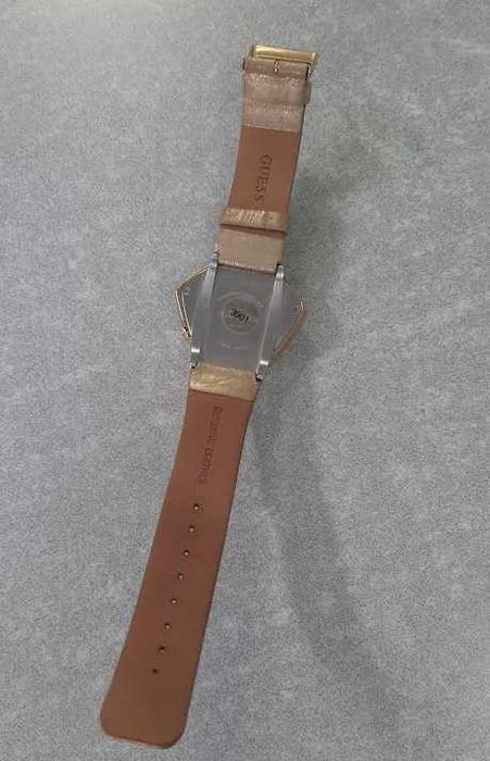 Relógio GUESS dourado