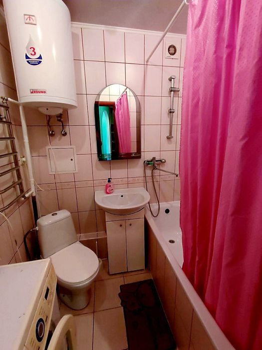 1-кім. Центр. "Злата плаза". Дзеркальна шафа навпроти ліжка. Подобово.