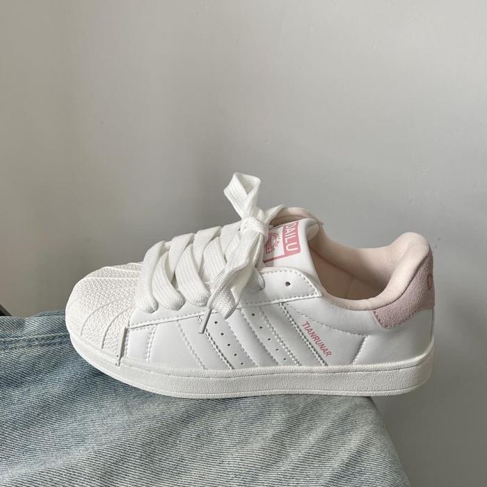 женские кроссовки