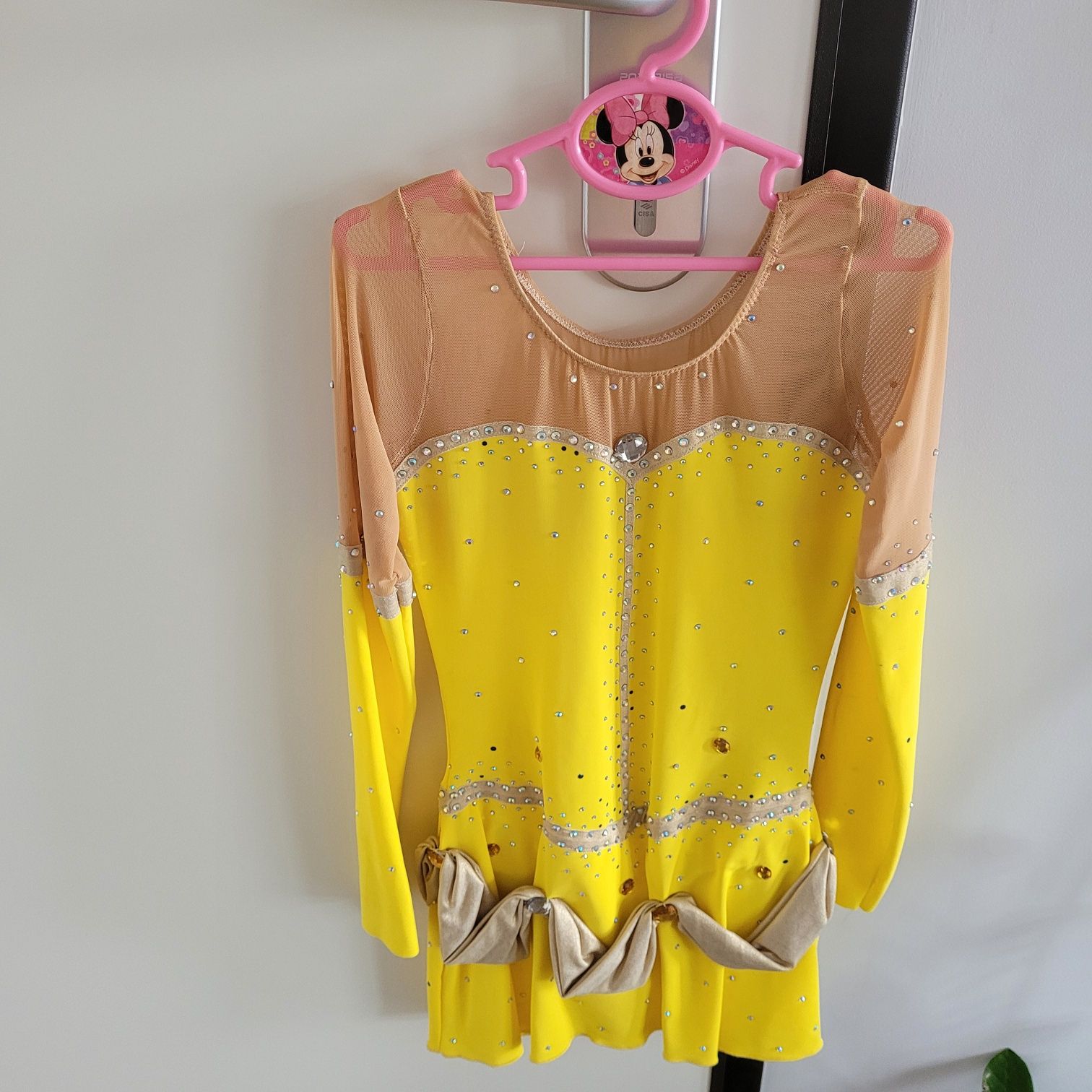 Fato patinagem amarelo