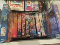 Vendo cassetes de vídeo de filmes infantis