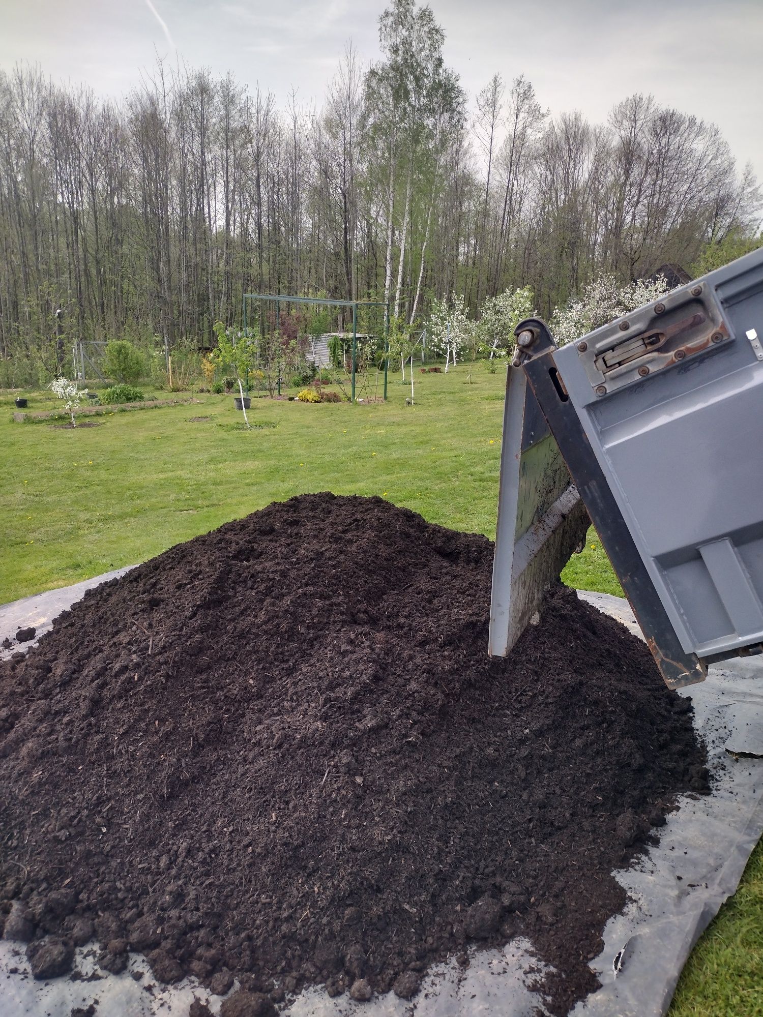 Ziemia czarna kompost podłoże pod warzywa