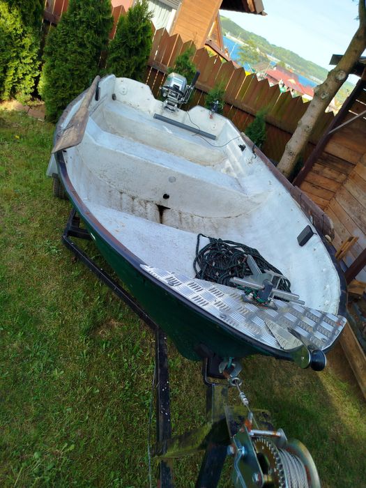 Łódka wędkarska z silnikiem spalinowym
