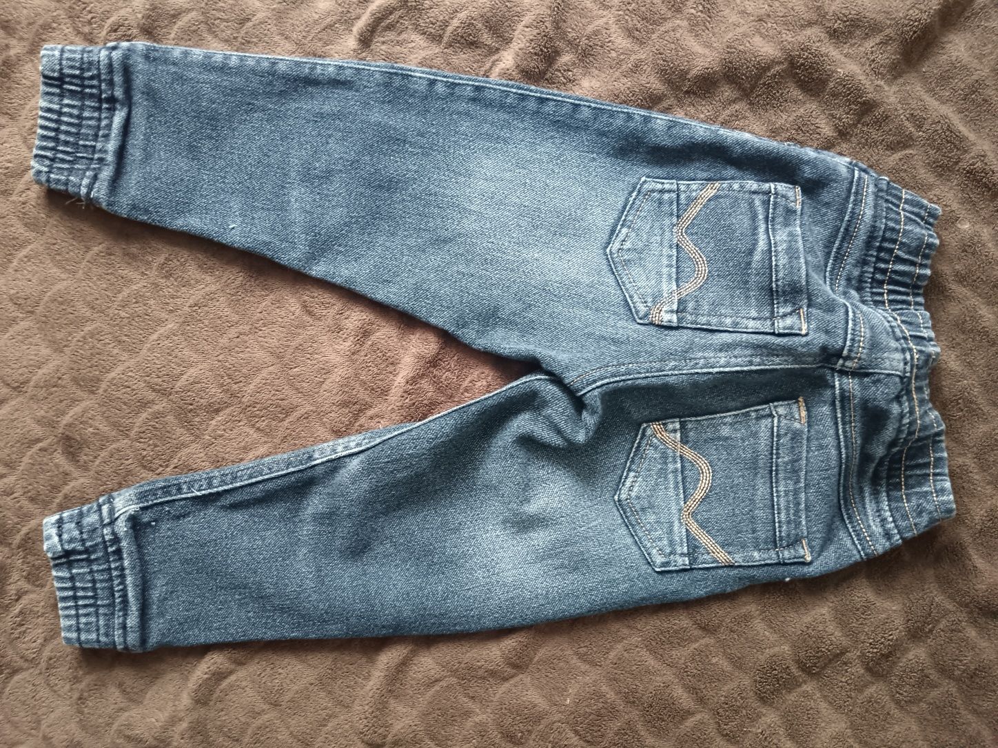 Spodnie jeansy r. 98-104