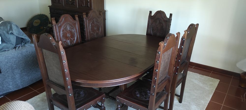 6 cadeiras de sala em madeira maciça e couro.