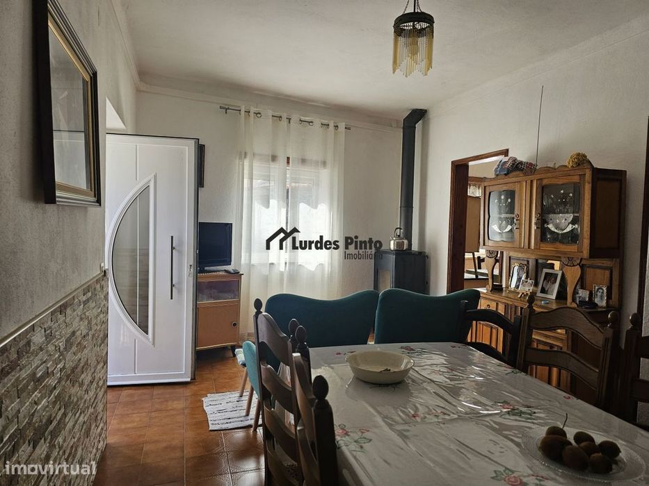 Duas moradias à beira da ribeira