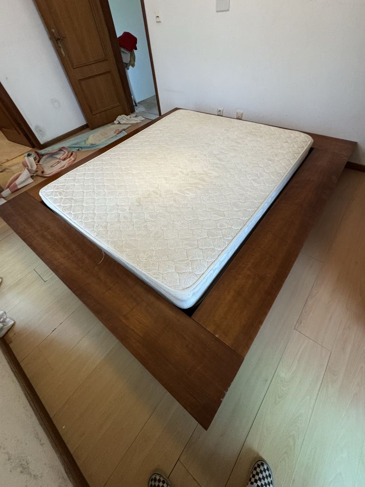 Cama tipo Japonesa + 2 mesas cabeceira
