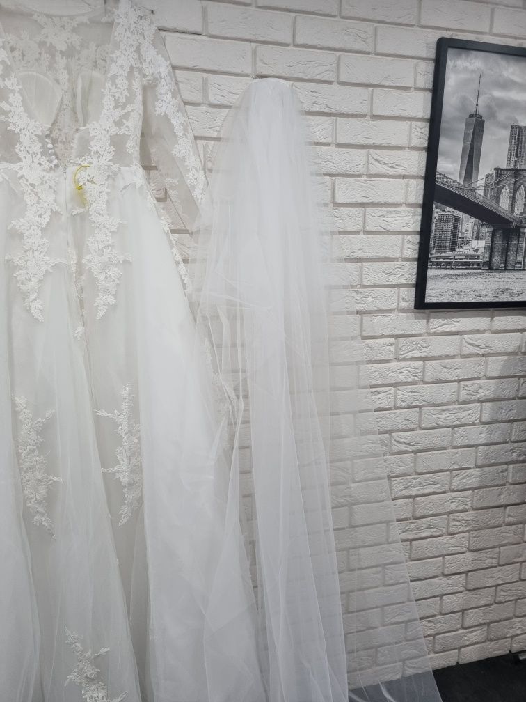 Suknia ślubna z trenem i dodatkami