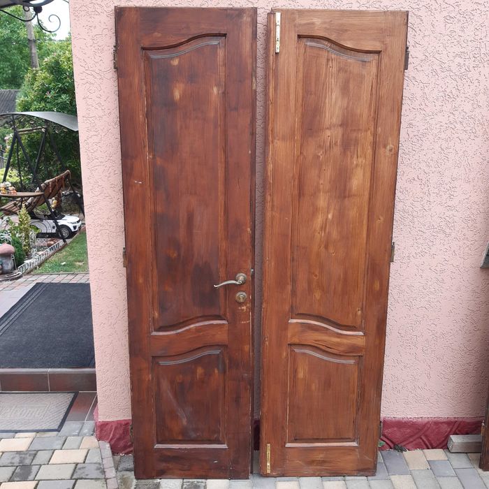 Дерев'яні вхідні двері в хорошому стані