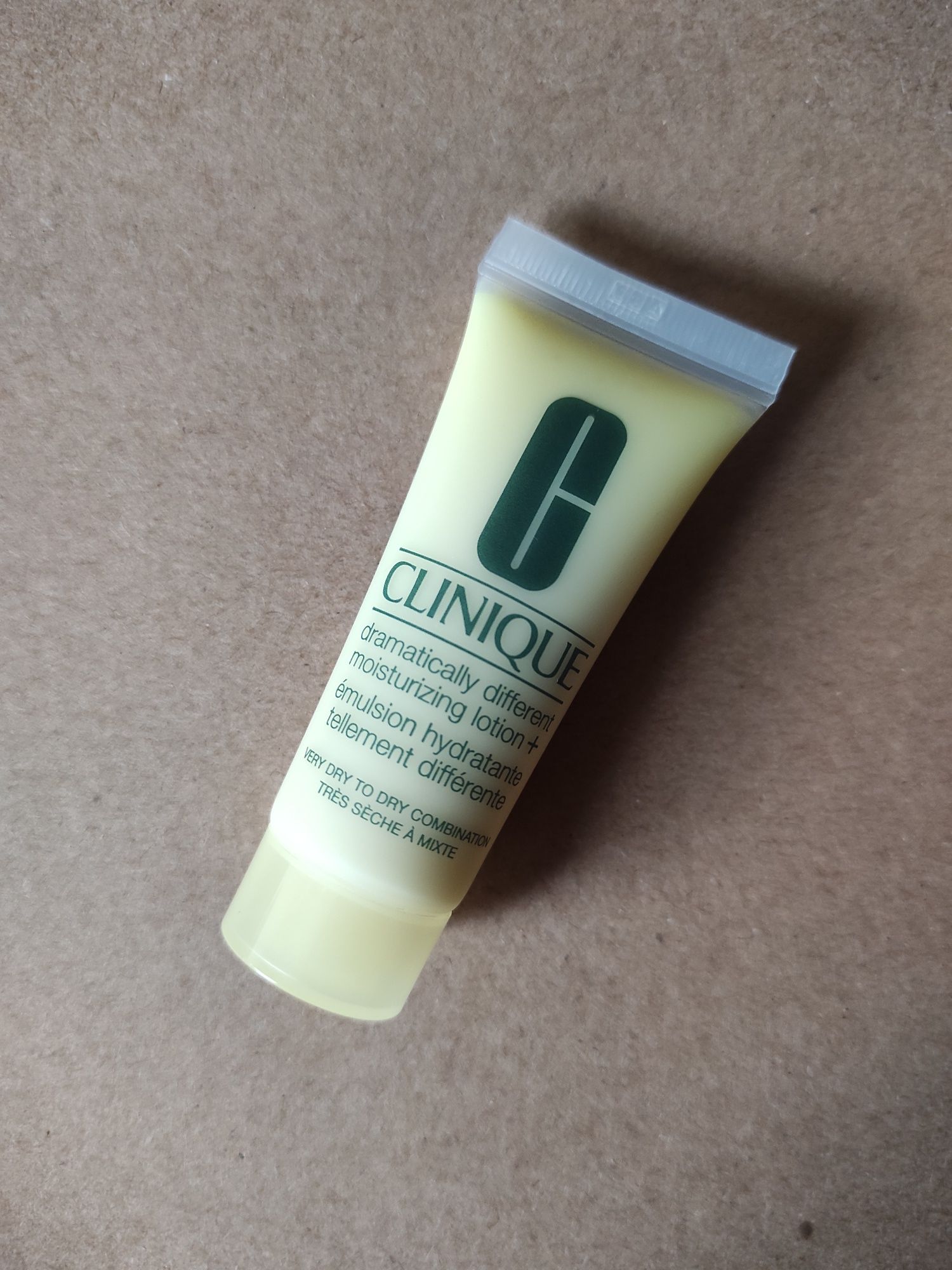 Clinique krem emulsja do twarzy dramatically different moisturizing