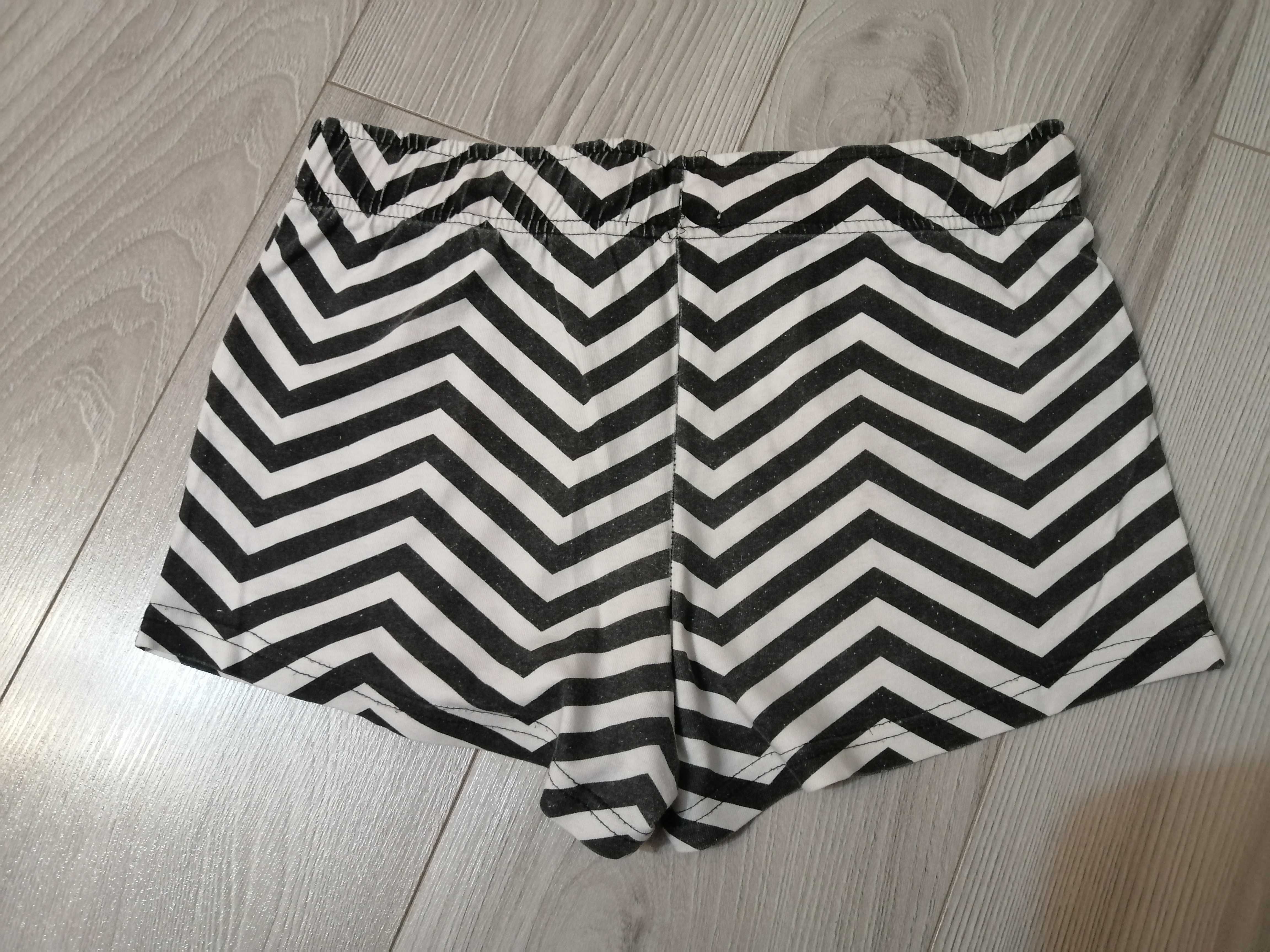 krótkie spodenki firmy YoungStyle dla dziewczynki, rozmiar 152/158 cm