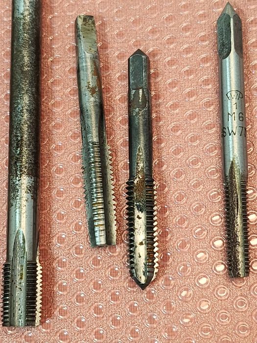 Stare narzędzia warsztatowe gwintowniki długie