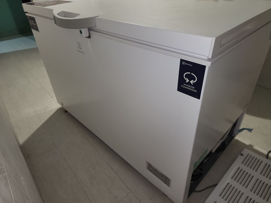 Морозилка Electrolux  морозильний ларь 371 л LCB3LF38W0