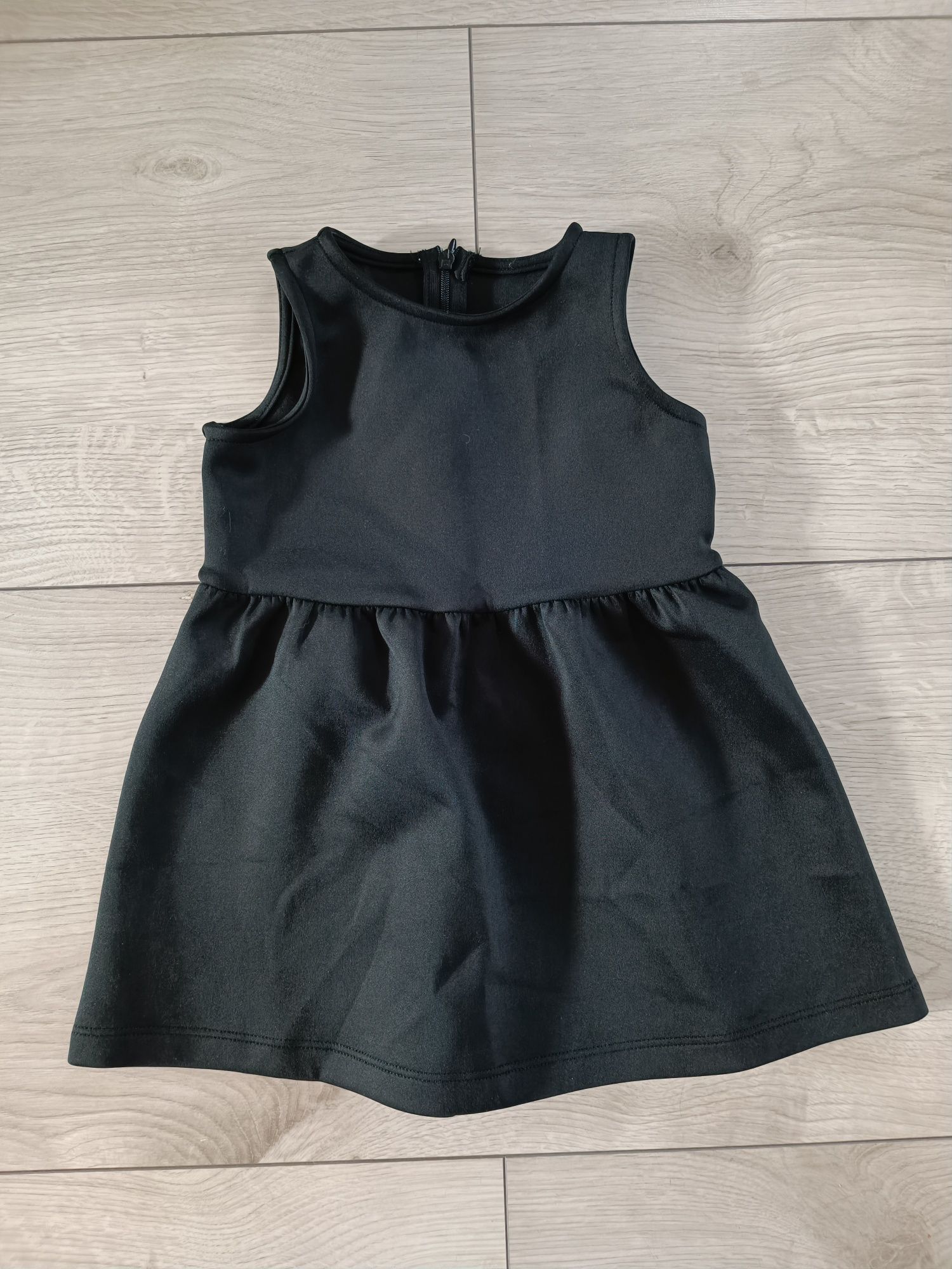 Czarna sukienka dla dziewczynki r.82