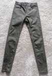 Woskowane ciemnozielone spodnie Stradivarius r XS