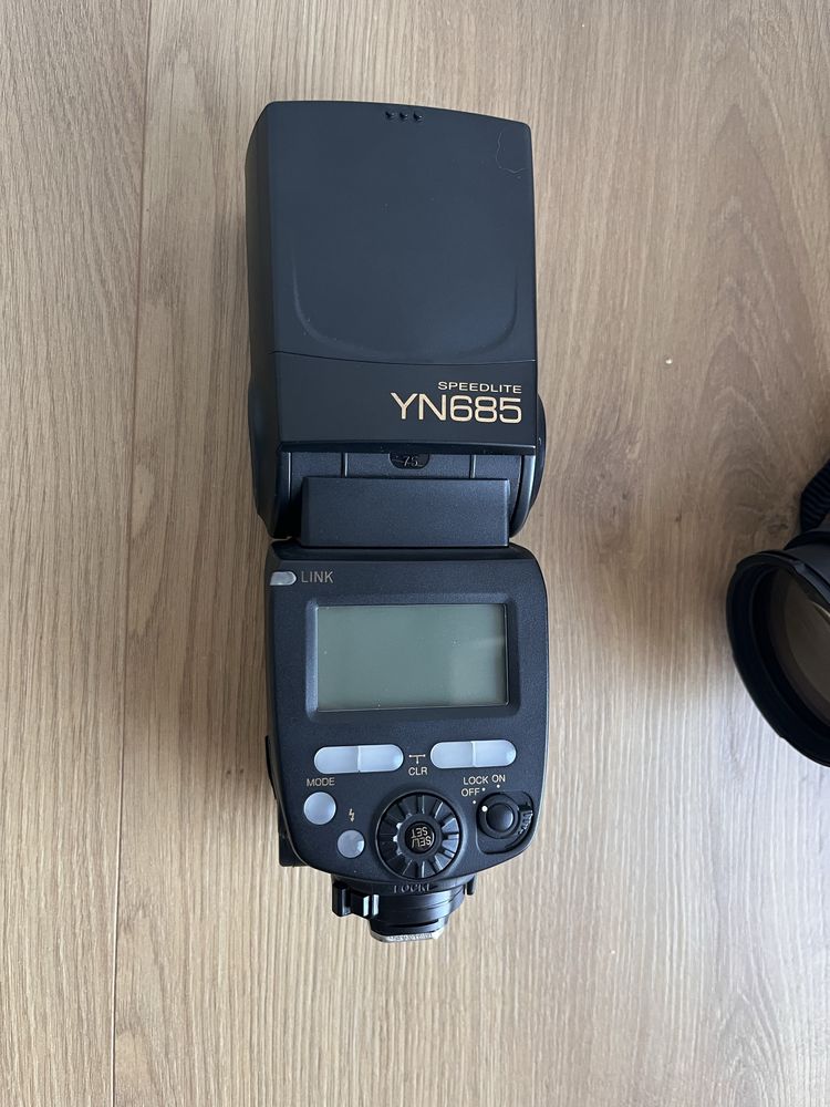 Nikon D610 z obiektywm sigma i lampą YN685