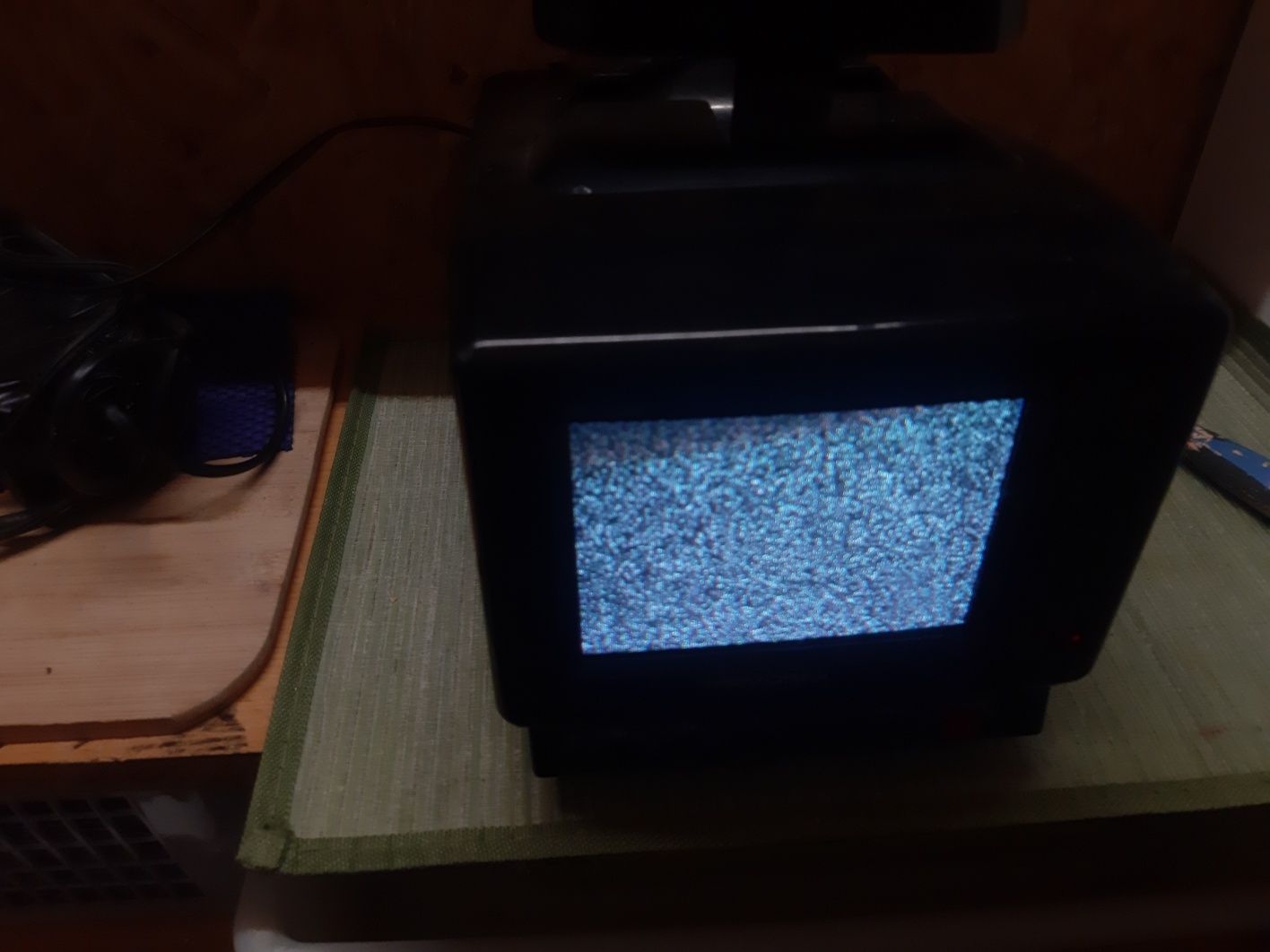 Tv portatil com antena e carregador 22ow