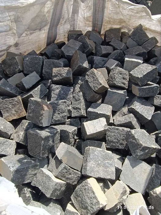 Бруківка колота, граніт, коцка, габбро.