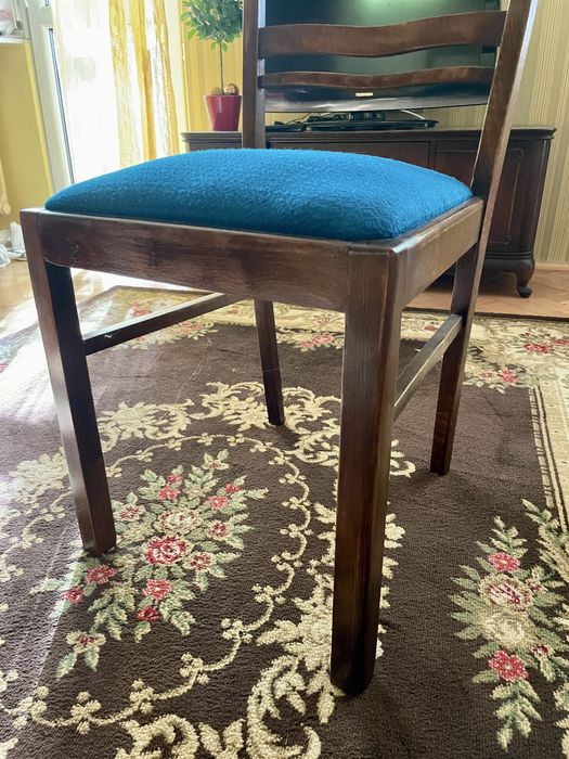 Stylowe krzesła vintage – ciemne drewno, niebieskie siedziska
