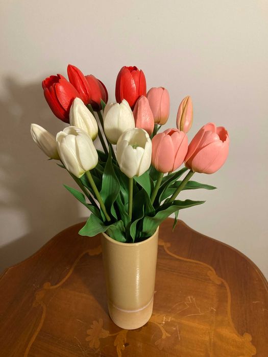 Beżowy wazon 19 cm + sztuczne tulipany komplet – dekoracja do salonu
