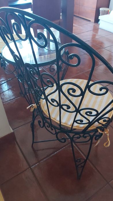 Conjunto de mesa e cadeiras em ferro forjado