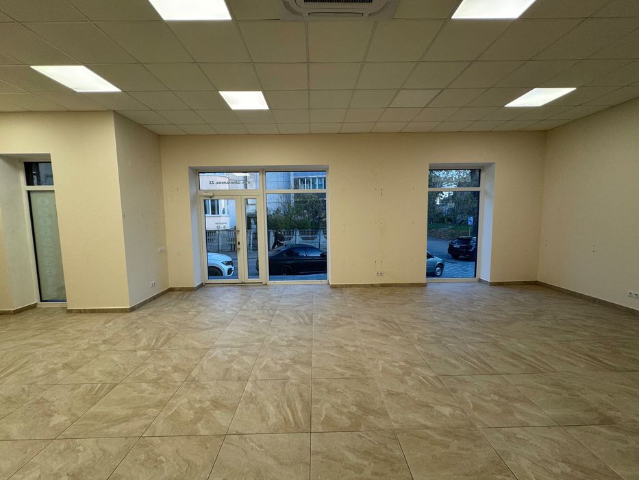 Продам комерційне приміщення в новобудові в центі міста власник