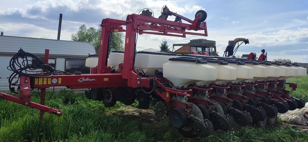 Сівалка 16-ти рядкова пневматична Challenger 8186