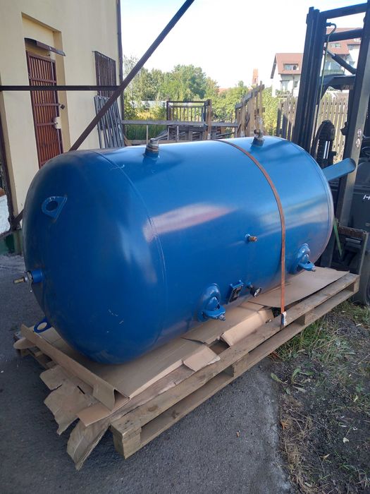 Zbiornik sprężonego powietrza 2000 l., pionowy 11 BAR - jak nowy.
