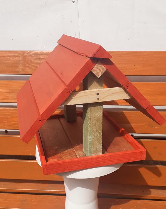 Karmik  dla ptaków z budką